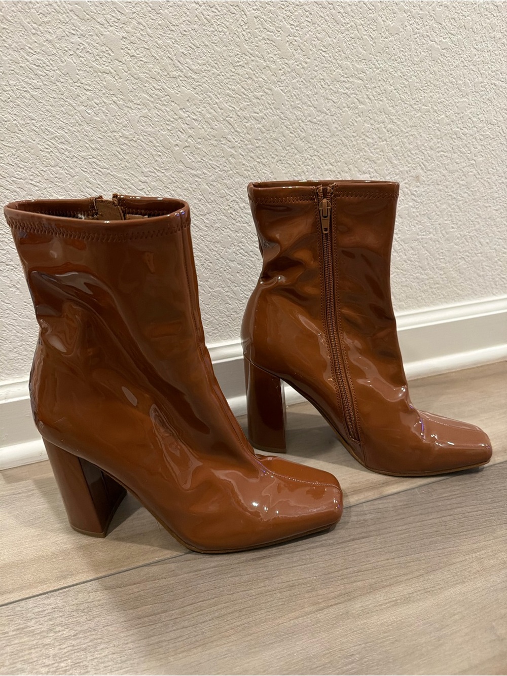 Steve Madden Lynden brown patent leather block heels booties glossy